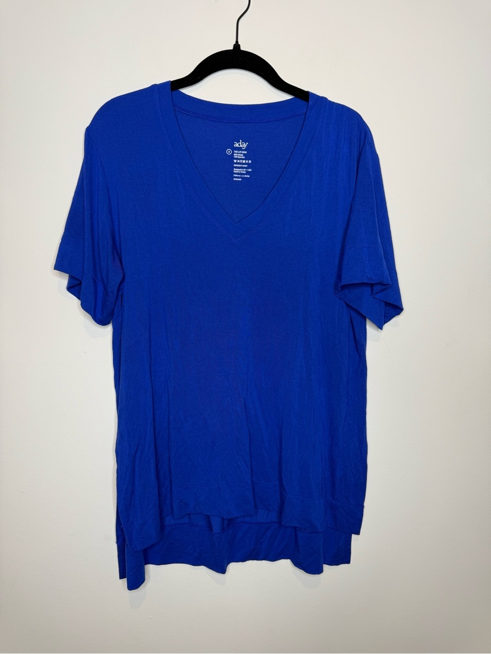 royal blue V-neck tee shirt from Aday with a relaxed fit